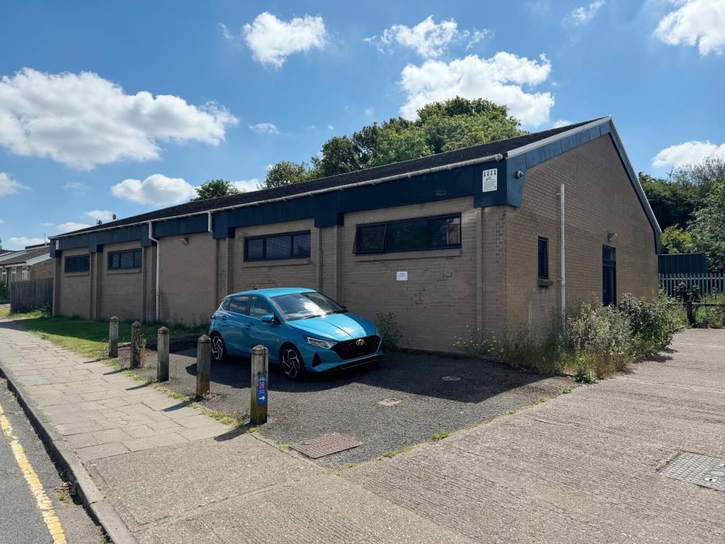 Lot: 89 - DETACHED BUILDING WITH POTENTIAL FOR ALTERNATIVE USES OR REDEVELOPMENT - Front of property taken from the right hand side